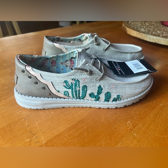 NWB Women’s Hey Dudes Size 9 - Picture 7 of 7